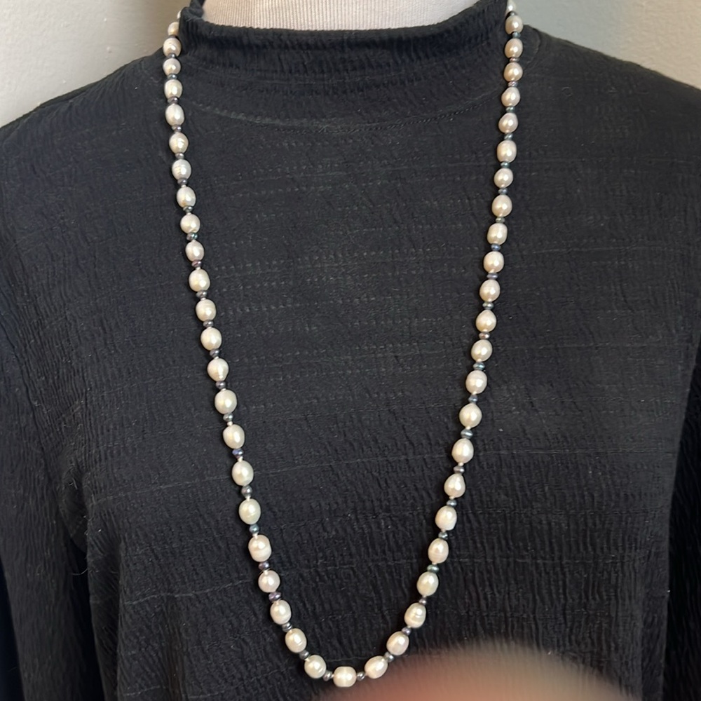 White and peacock genuine cultured pearl necklace - Picture 6 of 7